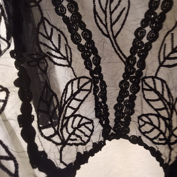 Capri black leaf design lace Size M - Picture 10 of 11